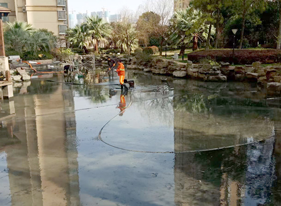 翠屏景观池淤泥清理