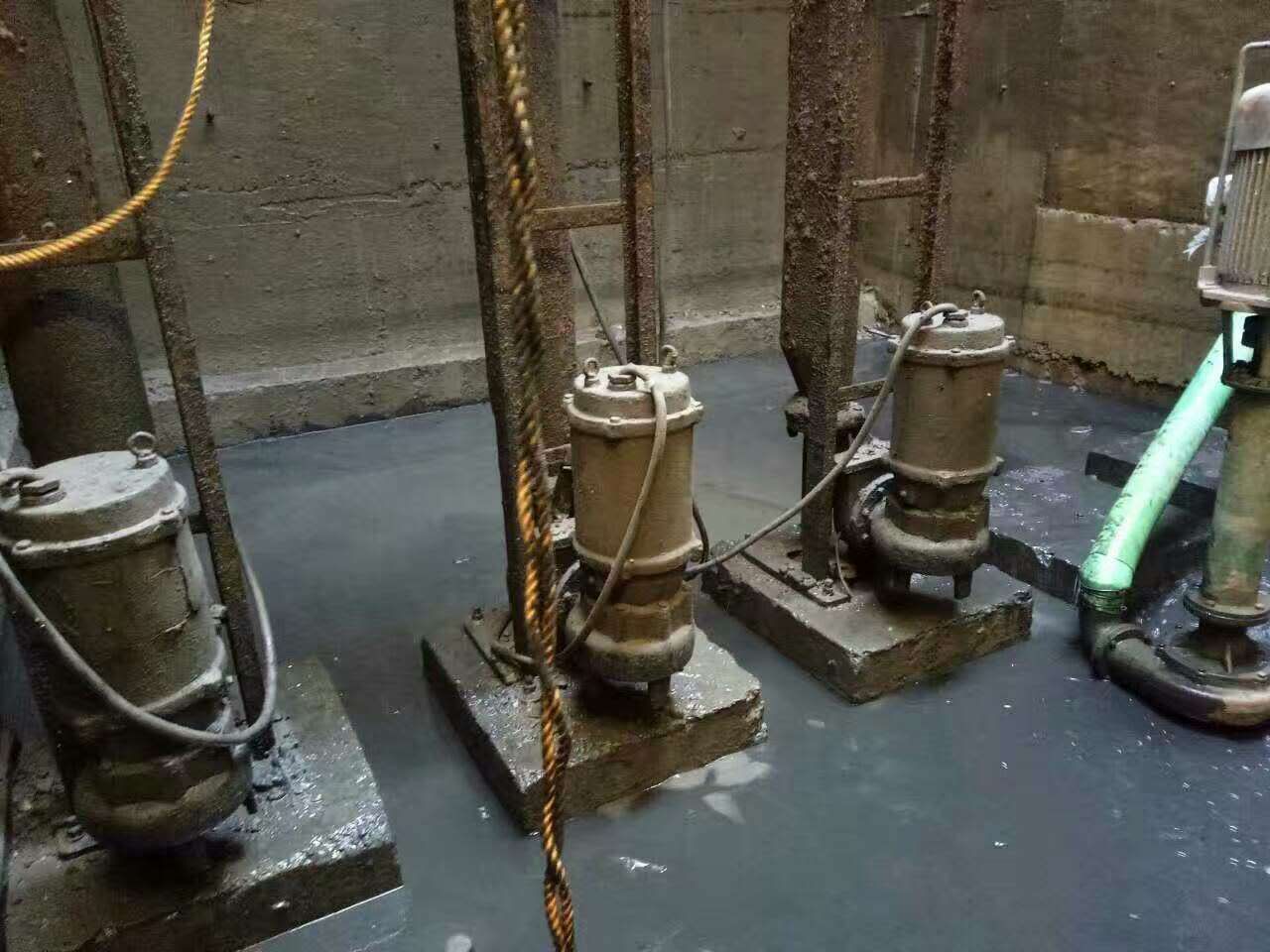 翠屏污水池清理