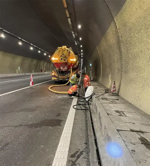 翠屏隧道排水渠清淤